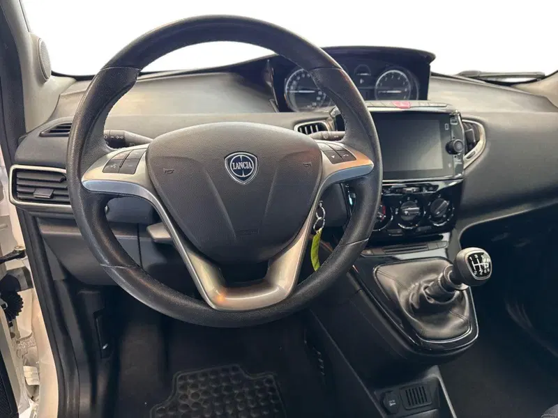 Lancia Ypsilon usata a Prato (10)