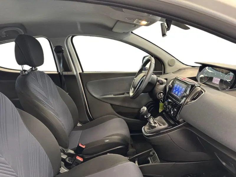 Lancia Ypsilon usata a Prato (11)