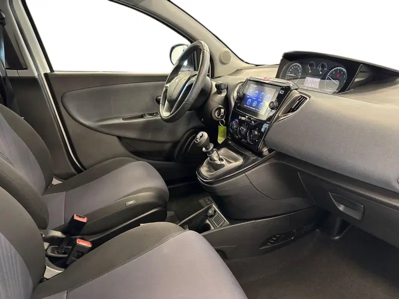 Lancia Ypsilon usata a Prato (16)