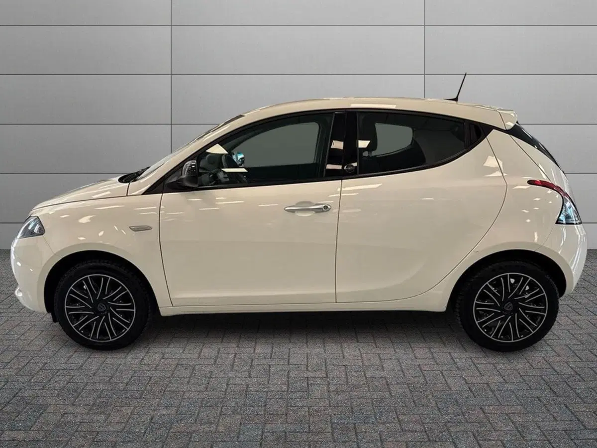 Lancia Ypsilon usata a Prato (2)