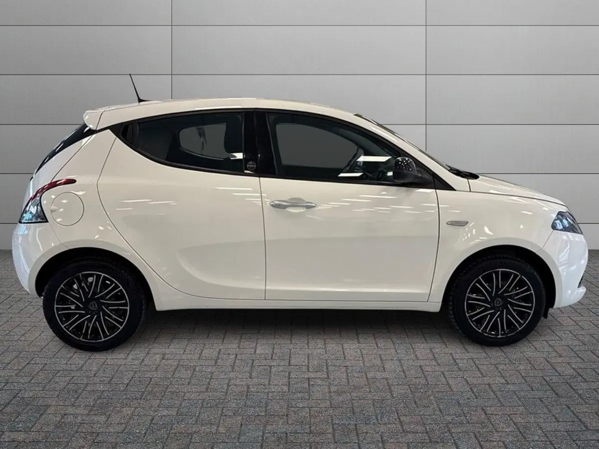 Lancia Ypsilon usata a Prato (4)