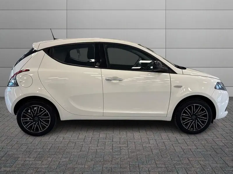 Lancia Ypsilon usata a Prato (4)