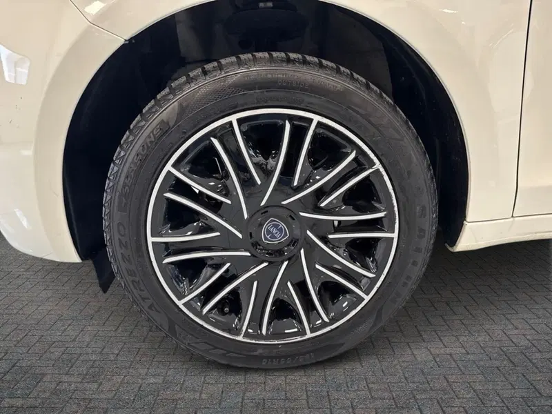 Lancia Ypsilon usata a Prato (8)