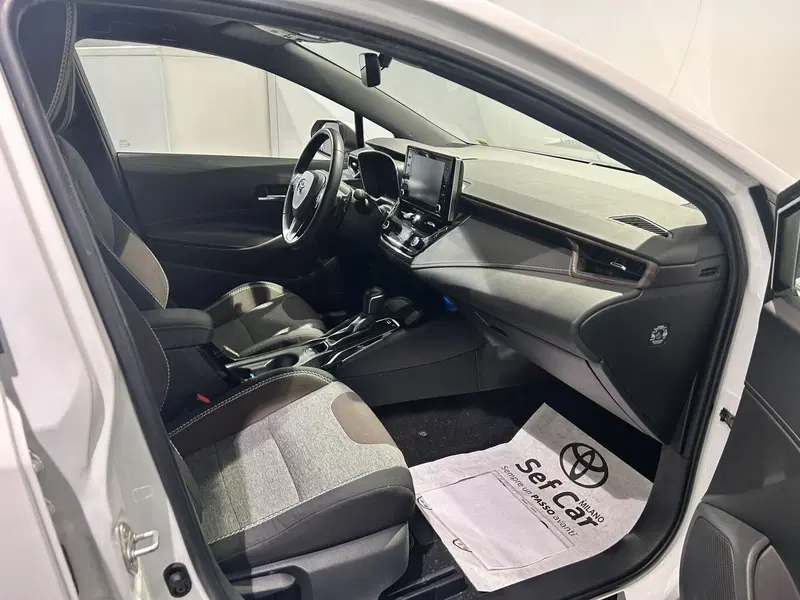 Toyota Corolla Touring Sports usata a Milano (13)