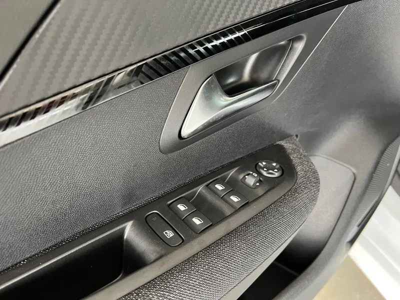 Peugeot 208 nuova a Bari (10)