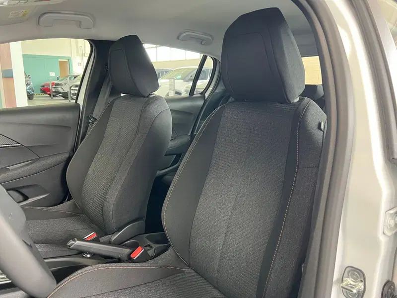 Peugeot 208 nuova a Bari (11)