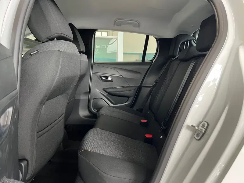 Peugeot 208 nuova a Bari (13)