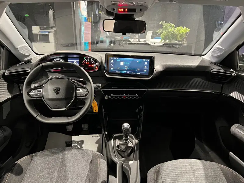 Peugeot 208 nuova a Bari (15)