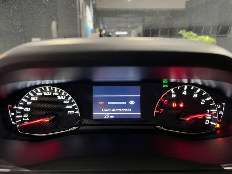 Peugeot 208 nuova a Bari (19)