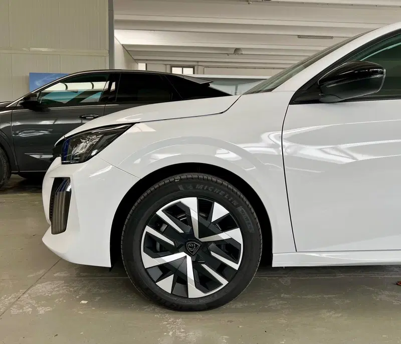 Peugeot 208 nuova a Bari (4)