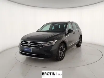 Volkswagen Tiguan 1.5 TSI 150 CV DSG ACT Elegance del 2023 usata a Massa