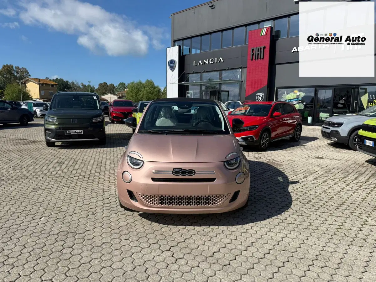 Fiat 500 nuova a Lucca (2)