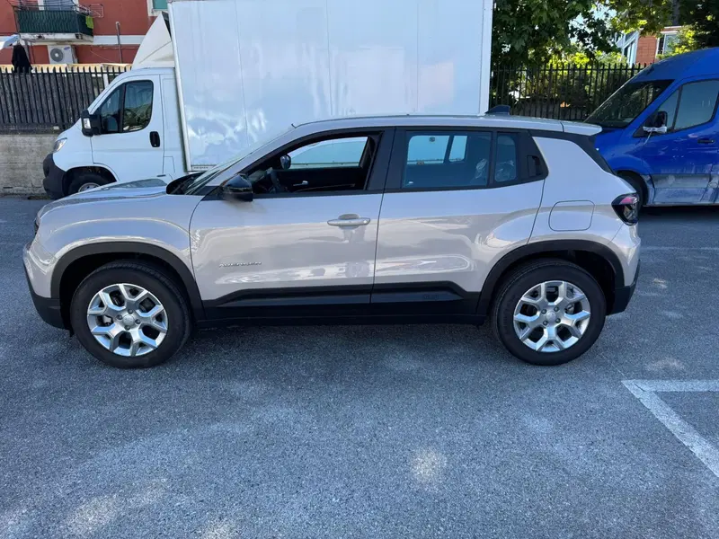 Jeep Avenger nuova a Salerno (10)
