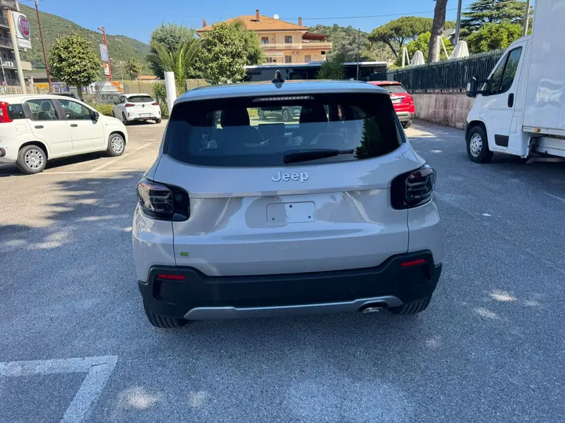 Jeep Avenger nuova a Salerno (11)