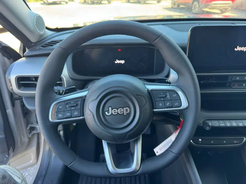 Jeep Avenger nuova a Salerno (18)
