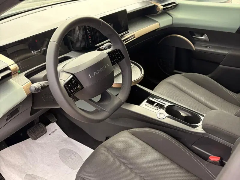 Lancia Ypsilon usata a Salerno (8)