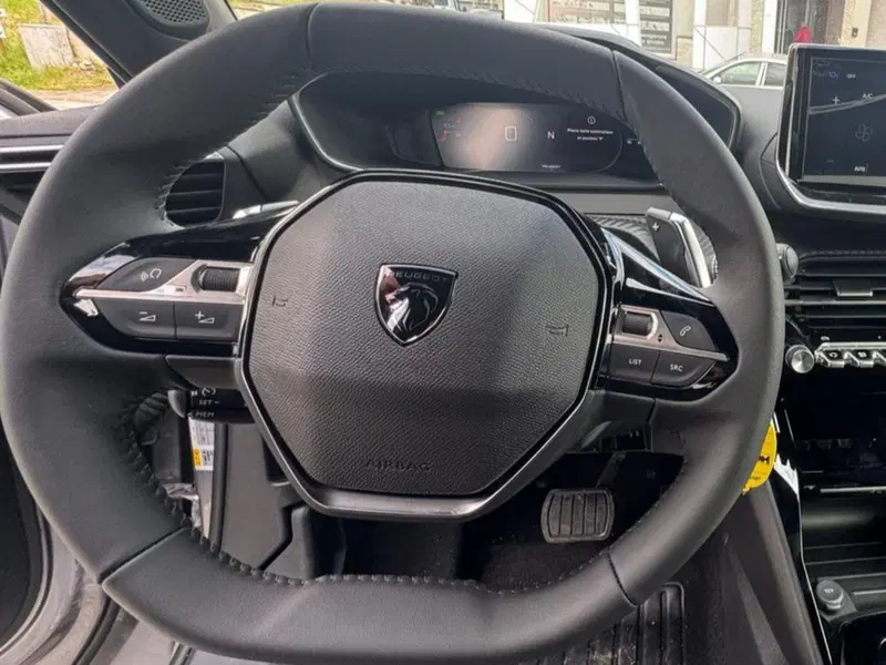 Peugeot 2008 nuova a Salerno (15)