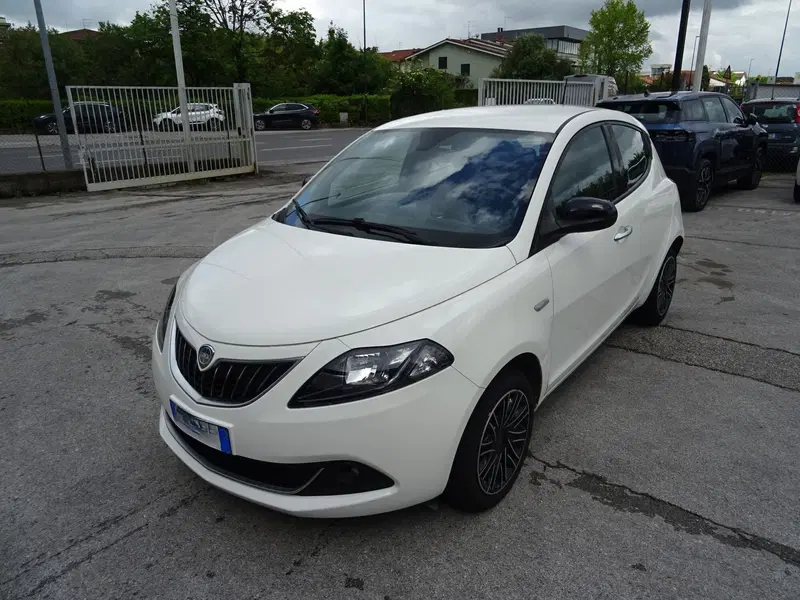 Lancia Ypsilon usata a Lucca