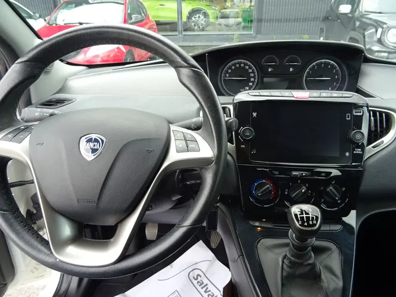 Lancia Ypsilon usata a Lucca (10)