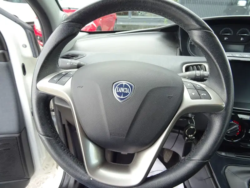 Lancia Ypsilon usata a Lucca (11)