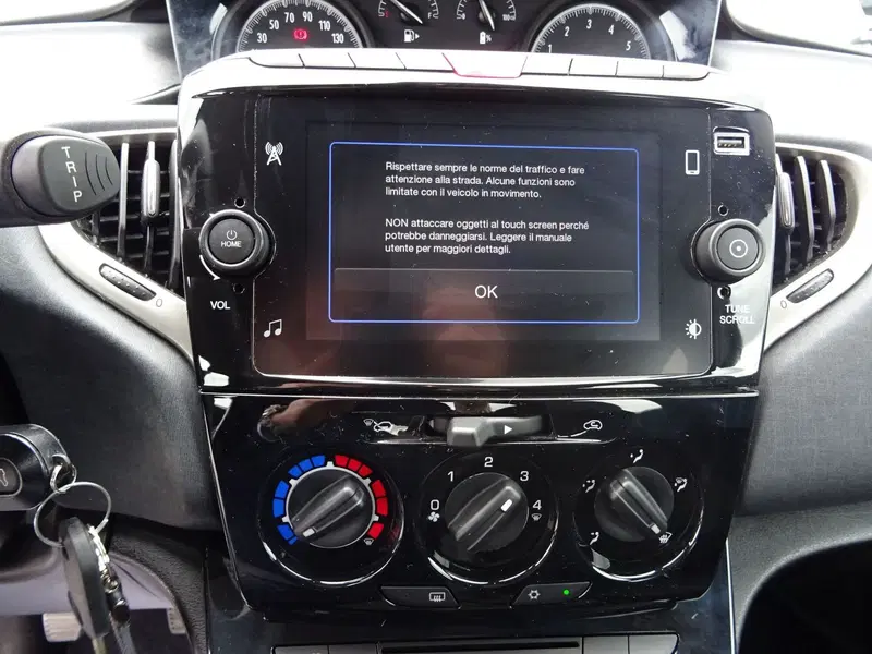 Lancia Ypsilon usata a Lucca (13)