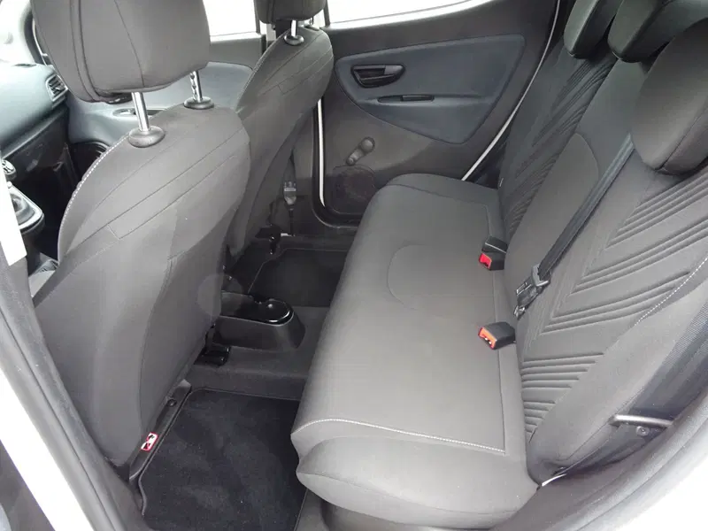 Lancia Ypsilon usata a Lucca (14)