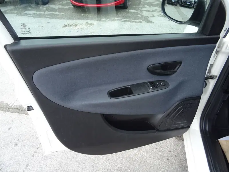 Lancia Ypsilon usata a Lucca (8)