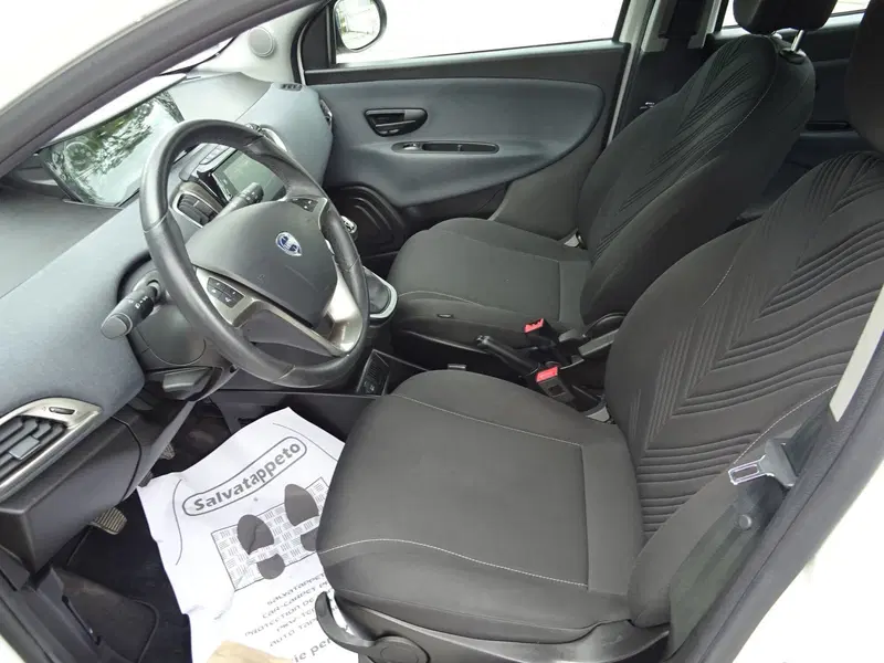 Lancia Ypsilon usata a Lucca (9)