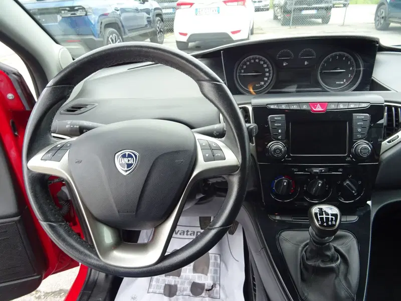 Lancia Ypsilon usata a Lucca (10)
