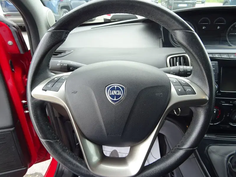 Lancia Ypsilon usata a Lucca (11)