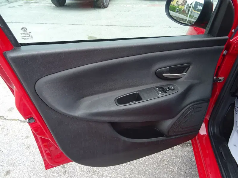 Lancia Ypsilon usata a Lucca (8)