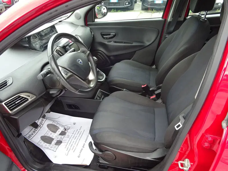 Lancia Ypsilon usata a Lucca (9)