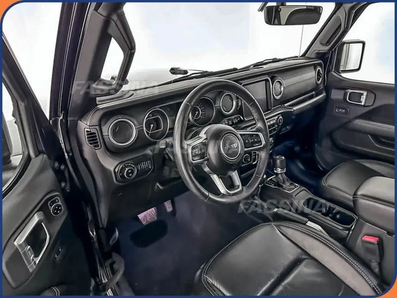 Jeep Wrangler Unlimited usata a Milano (9)