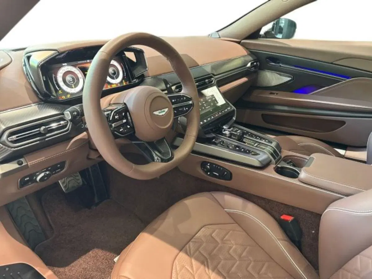Aston Martin Vanquish nuova a Bologna (10)