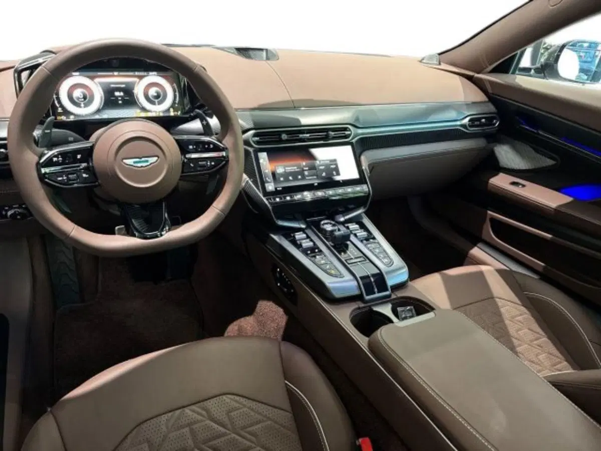 Aston Martin Vanquish nuova a Bologna (12)
