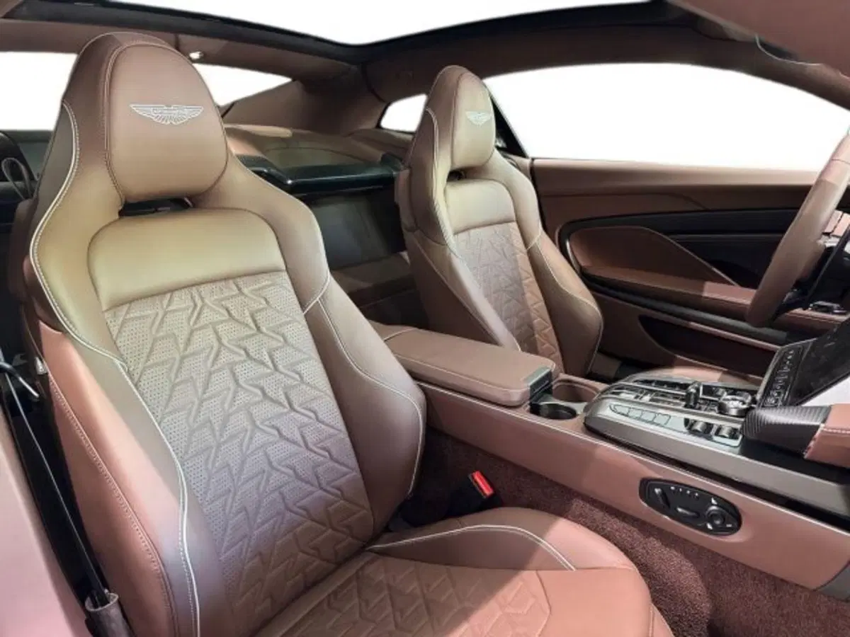 Aston Martin Vanquish nuova a Bologna (15)