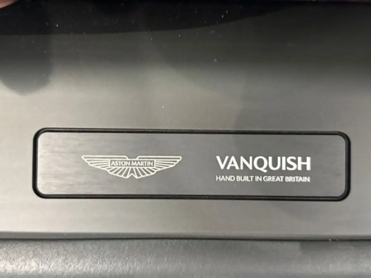 Aston Martin Vanquish nuova a Bologna (16)