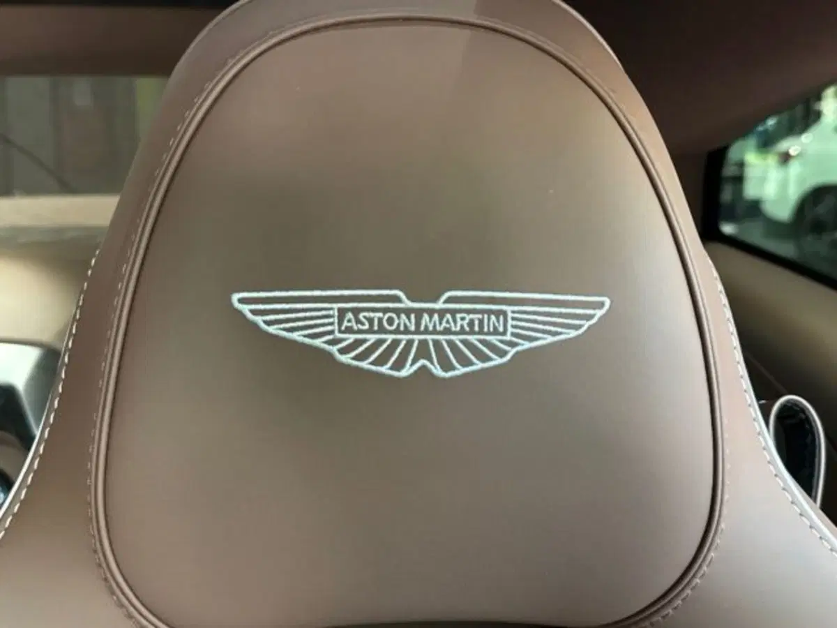 Aston Martin Vanquish nuova a Bologna (18)