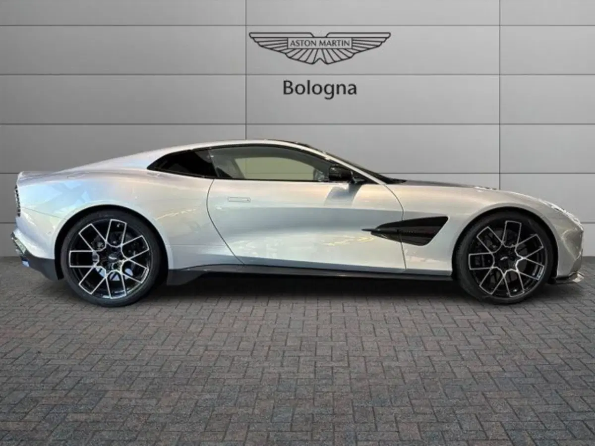 Aston Martin Vanquish nuova a Bologna (2)