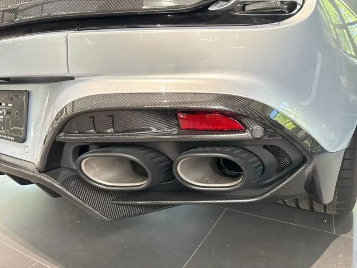 Aston Martin Vanquish nuova a Bologna (20)