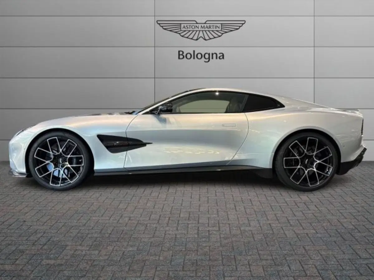 Aston Martin Vanquish nuova a Bologna (3)