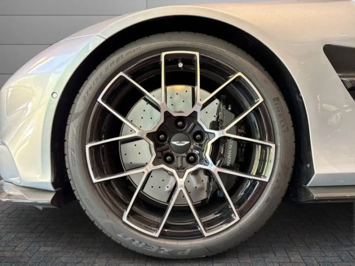 Aston Martin Vanquish nuova a Bologna (8)