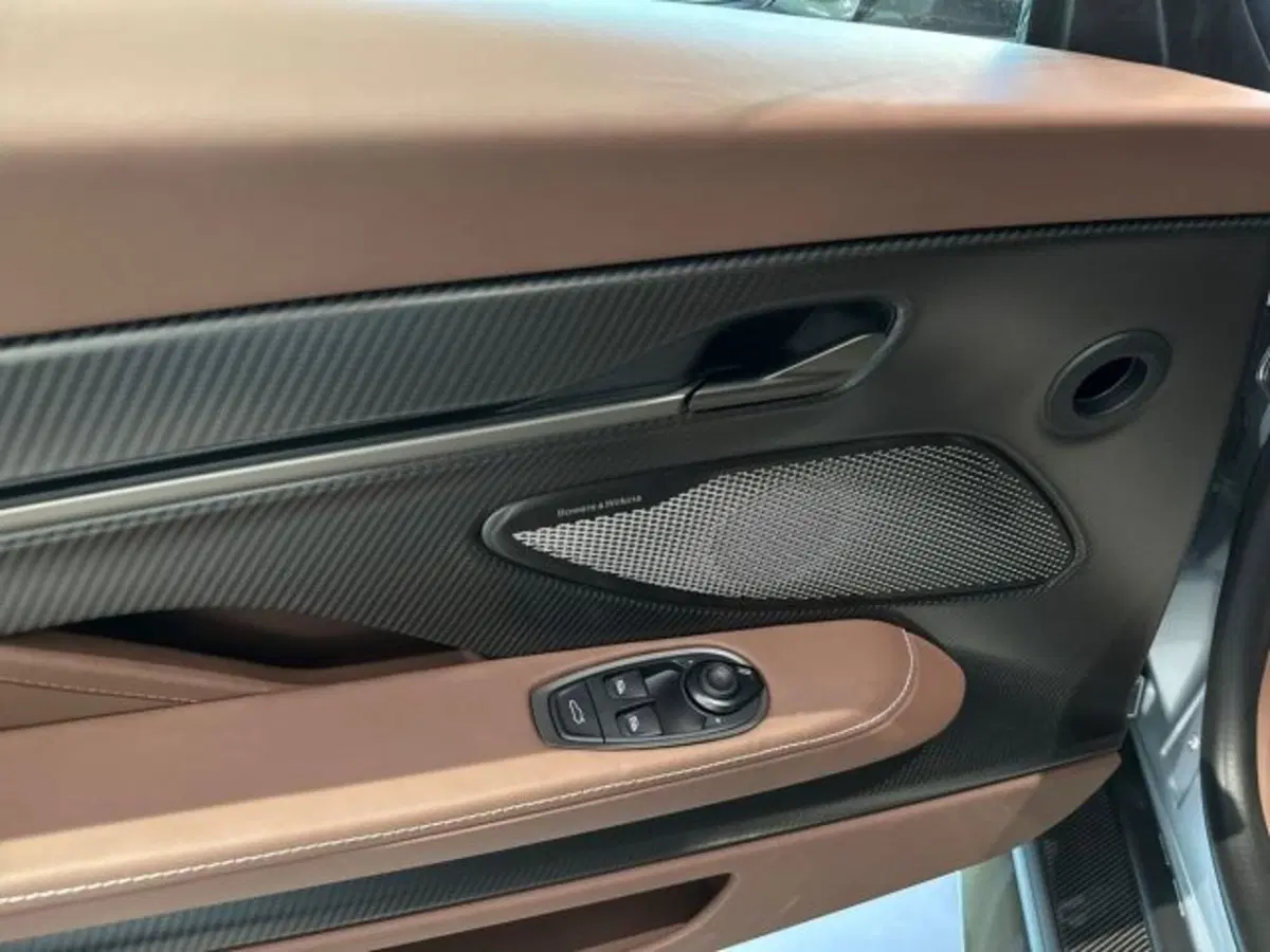 Aston Martin Vanquish nuova a Bologna (9)