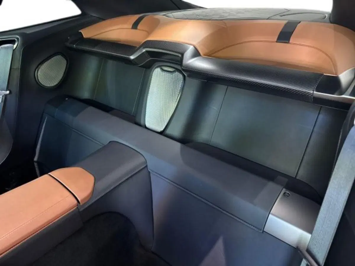 Aston Martin Vanquish usata a Bologna (9)