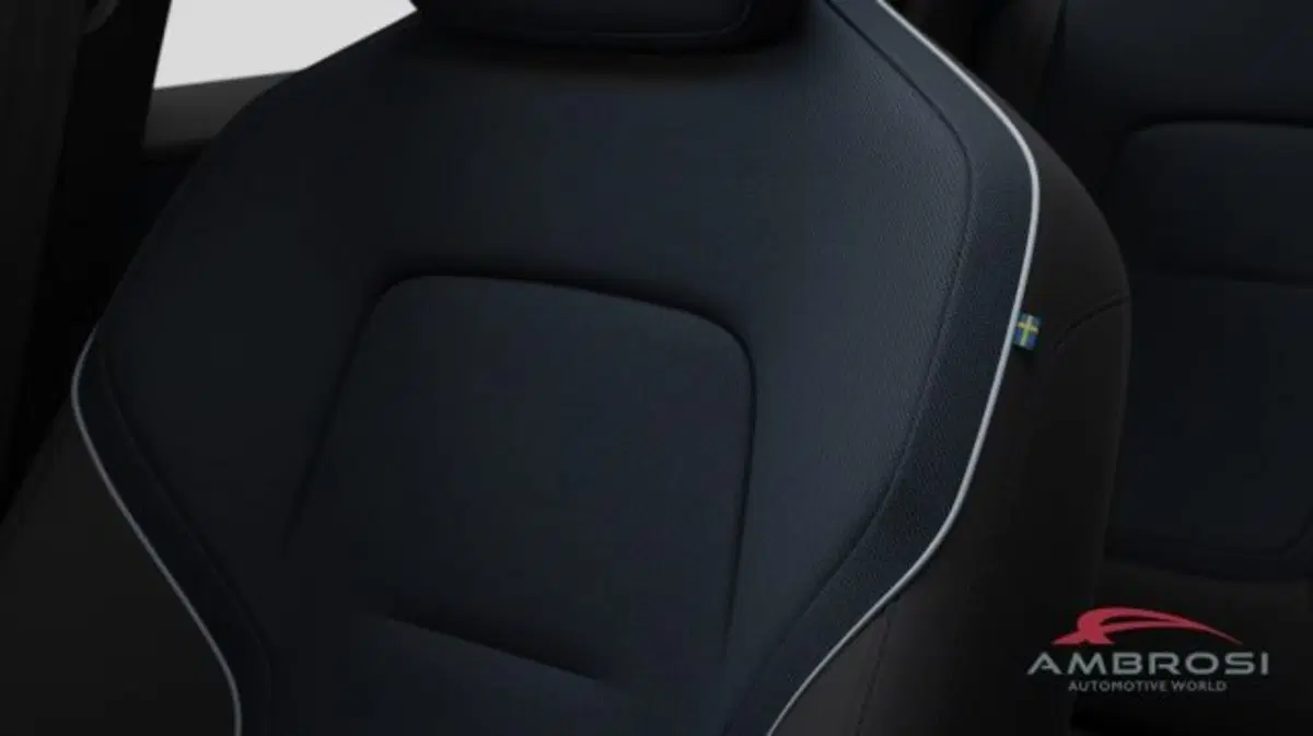 Volvo EX30 Cross Country nuova a Perugia (10)