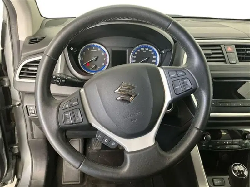 Suzuki S-Cross usata a Como (16)