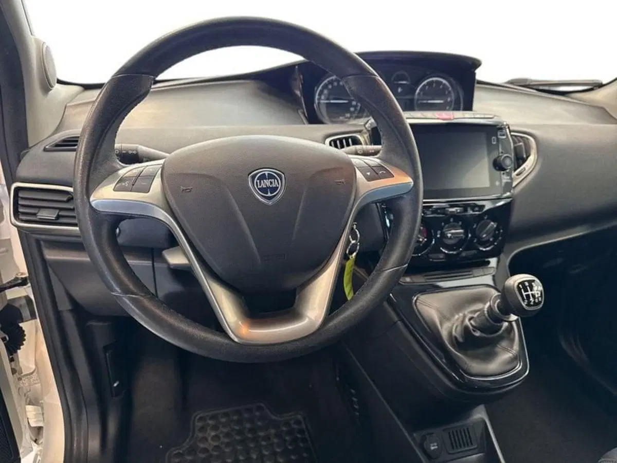 Lancia Ypsilon usata a Prato (10)