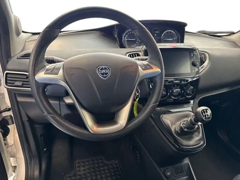 Lancia Ypsilon usata a Prato (10)