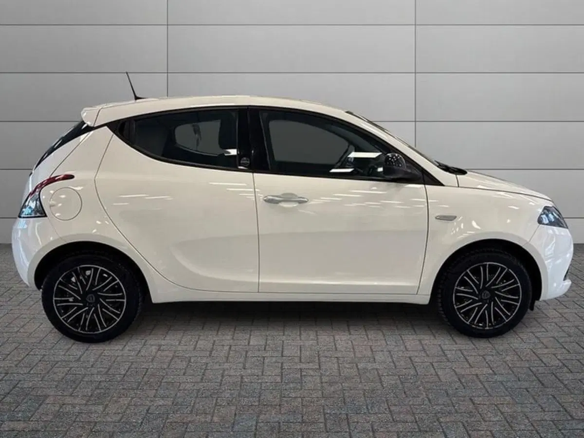 Lancia Ypsilon usata a Prato (4)