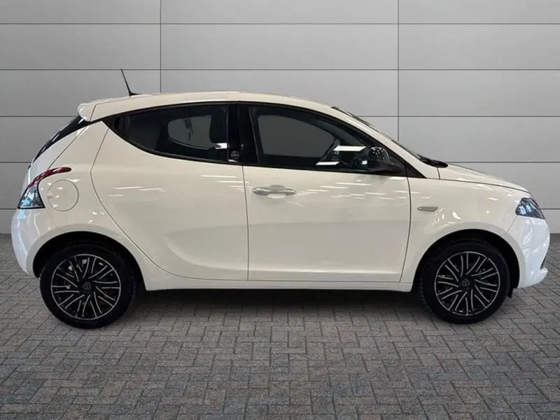 Lancia Ypsilon usata a Prato (4)